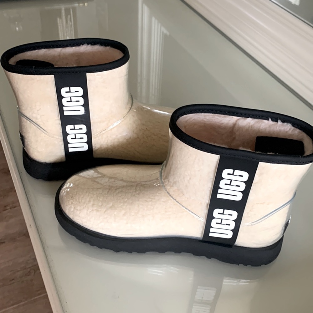 UGG Women's Classic Clear Mini Boot Size 7!